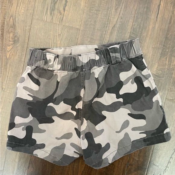 Hollister Camo Ultra High Rise Mom Shorts - Picture 2 of 4